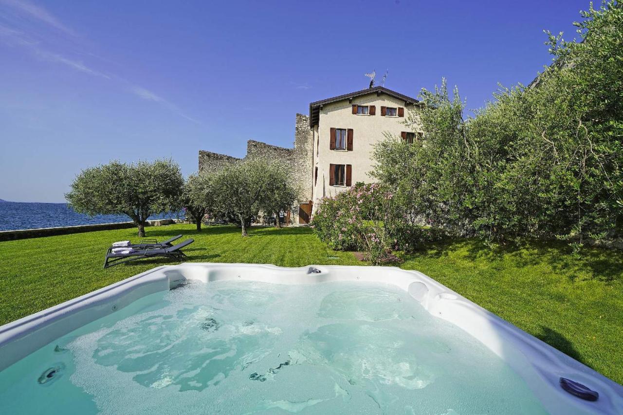 Victoria: Luxury Waterfront With Splendid Views Villa *